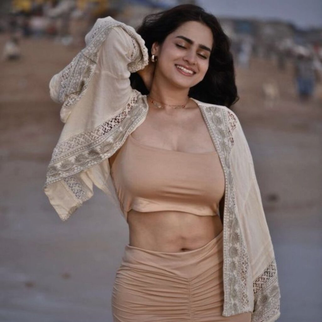 ayesha khan pose at beach