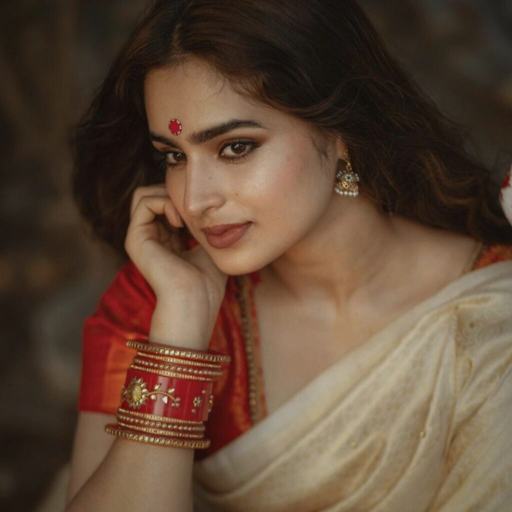 ayesha khan saree pose