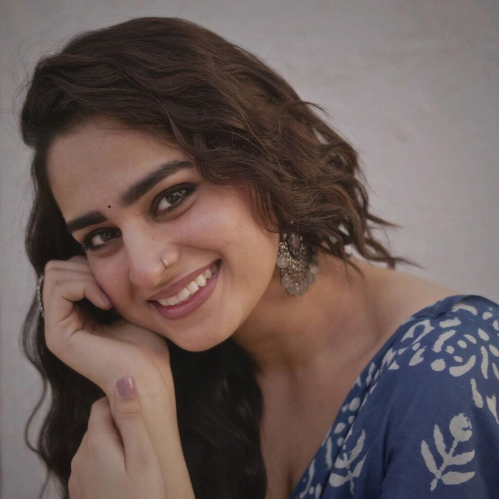 ayesha khan smile pose