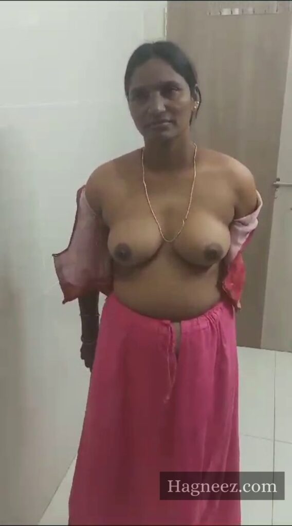 aunty removing saree