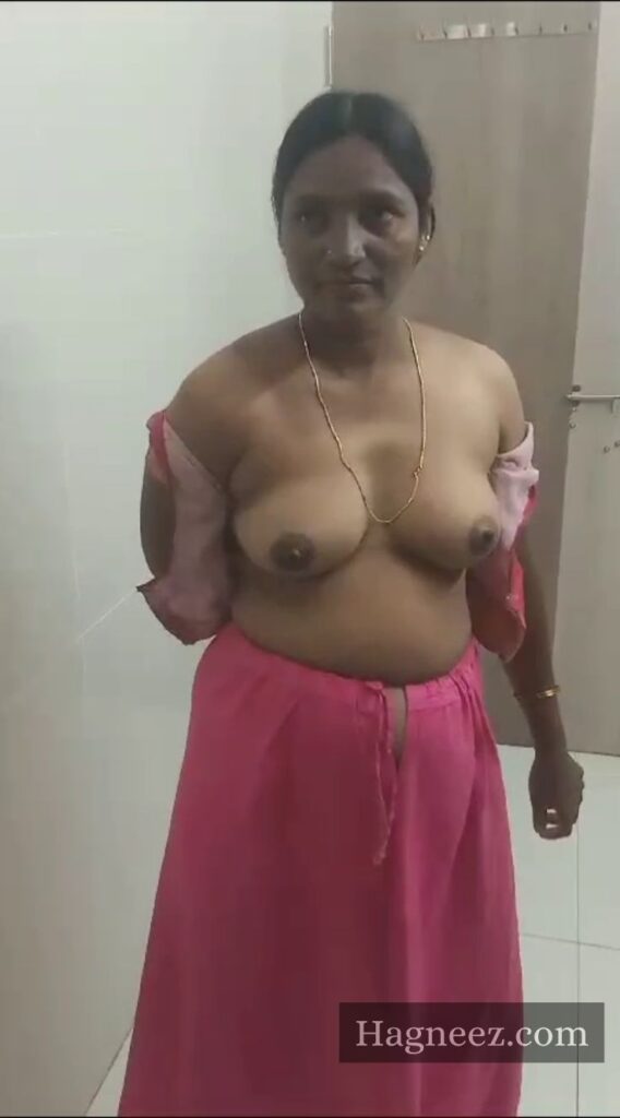 aunty removing saree