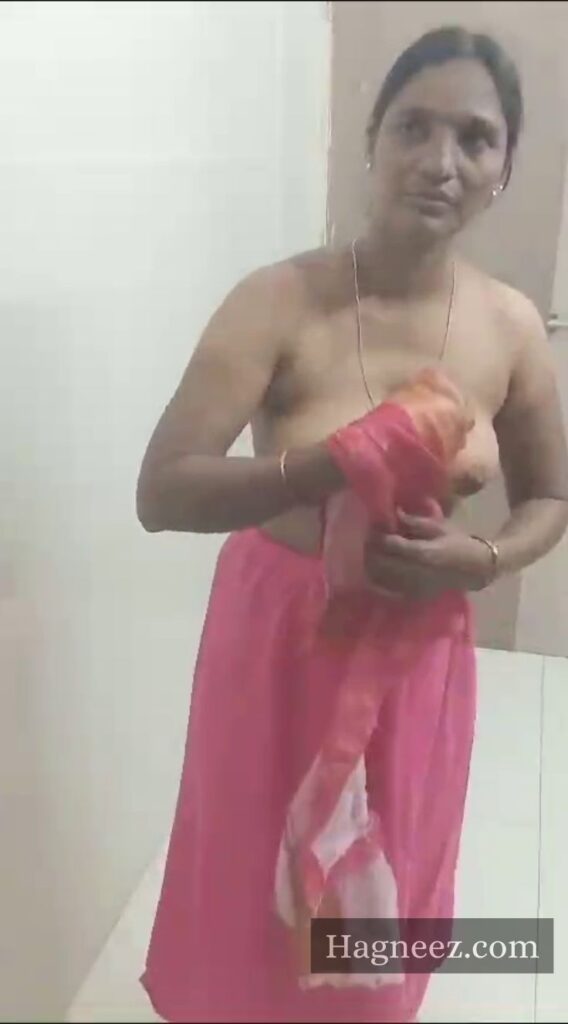 aunty removing saree