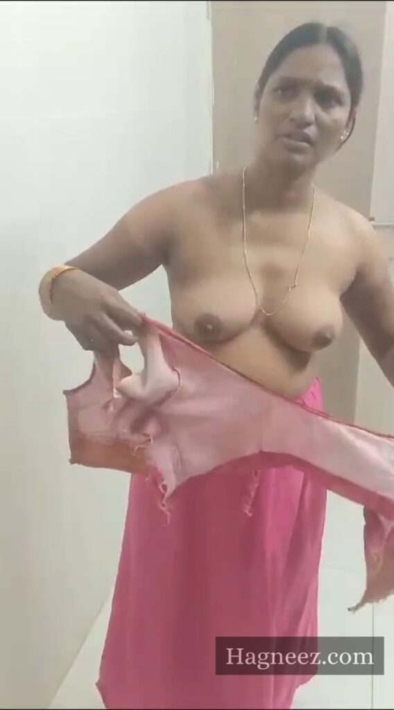 aunty removing saree