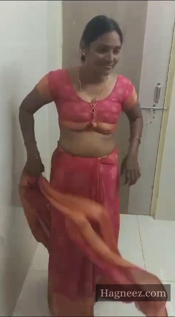 aunty removing saree