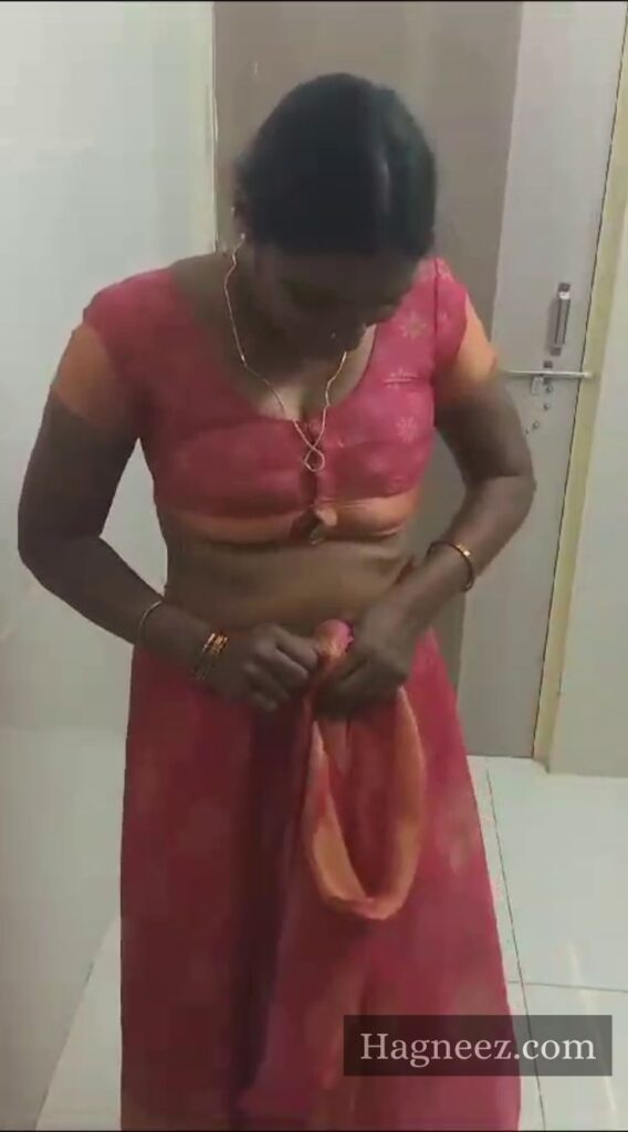 aunty removing saree