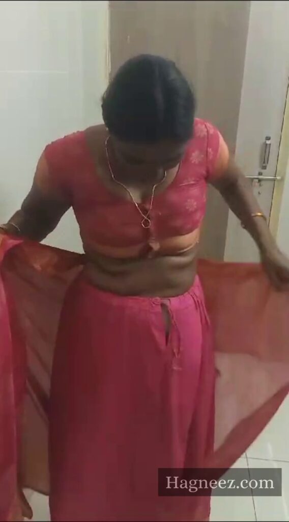 aunty removing saree