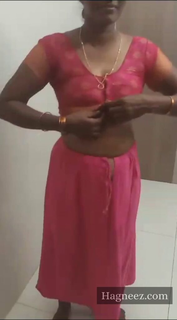 aunty removing saree