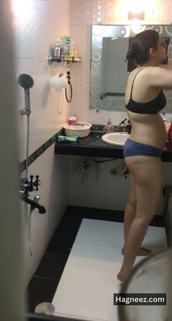 indian bhabhi bathing nudes