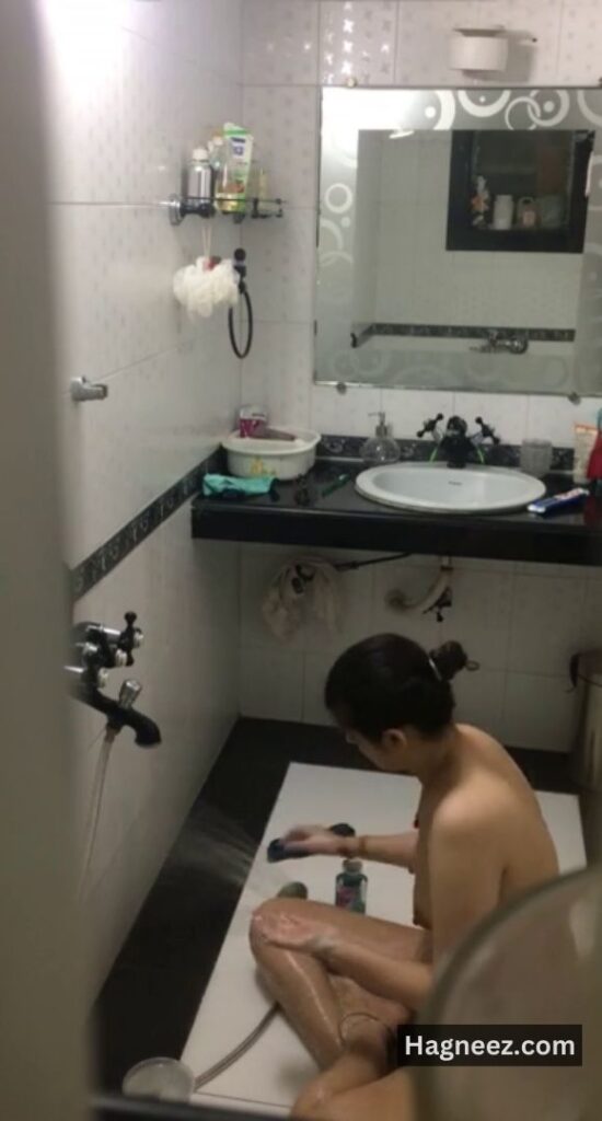 indian bhabhi bathing nudes