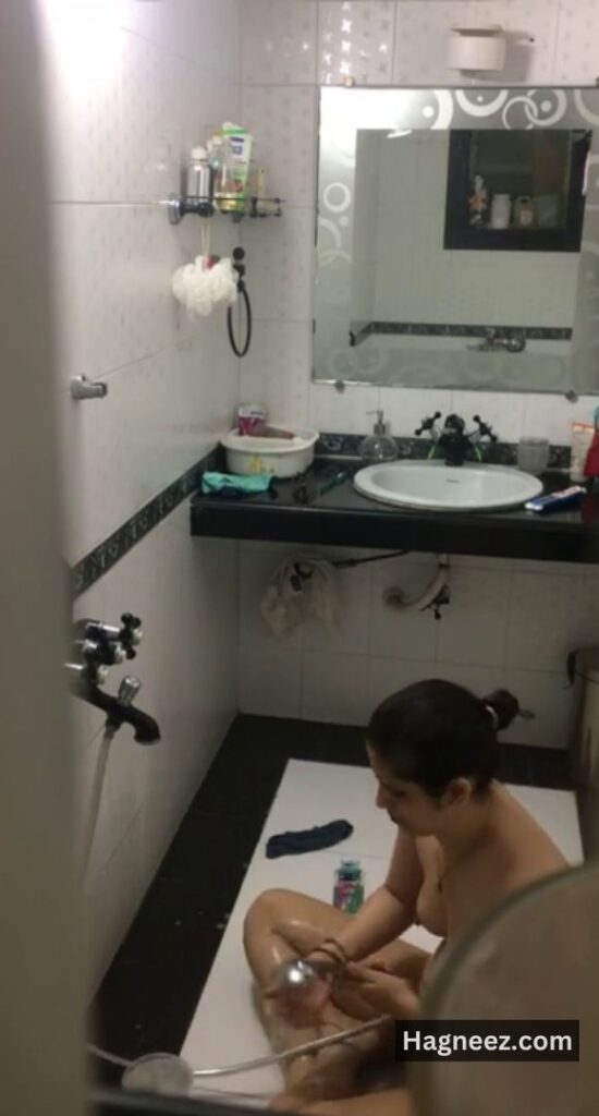 indian bhabhi bathing nudes