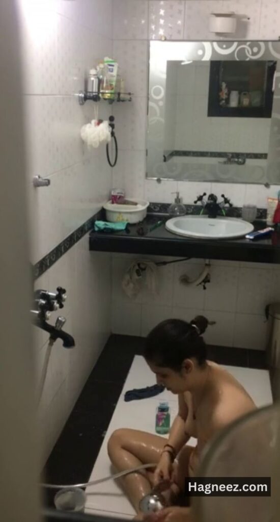 indian bhabhi bathing nudes