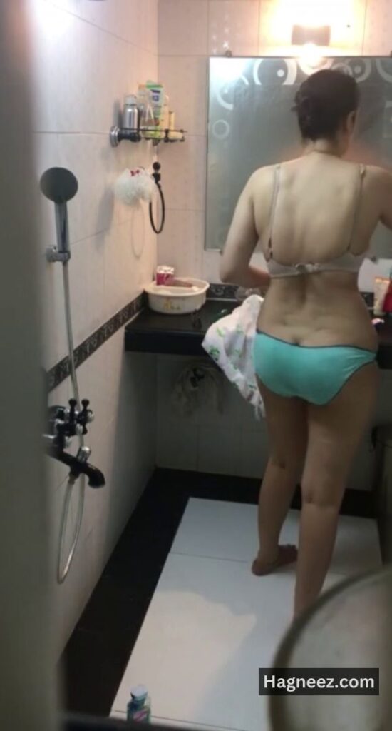 indian bhabhi bathing nudes
