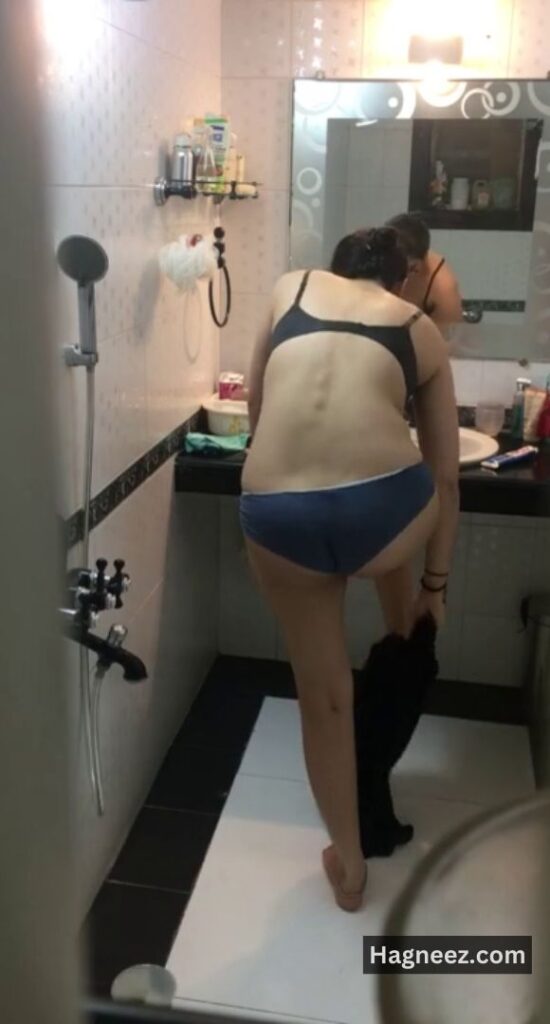 indian bhabhi bathing nudes