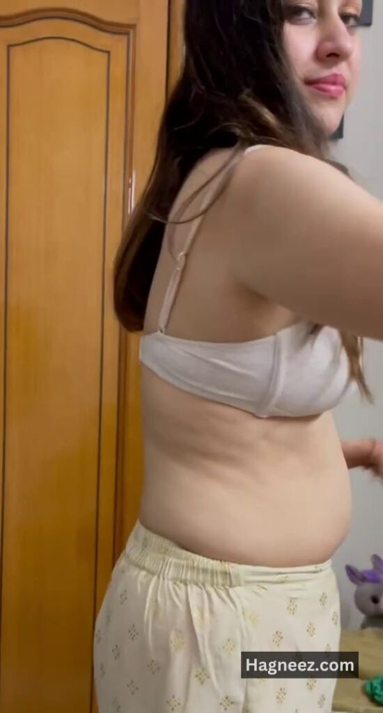 girl removing clothes nudes