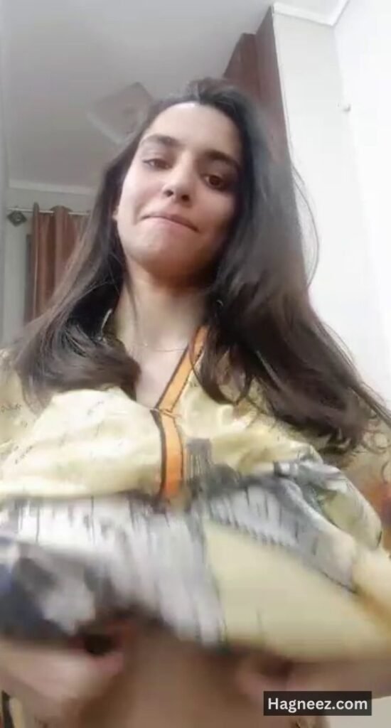 girl showing boobs nudes