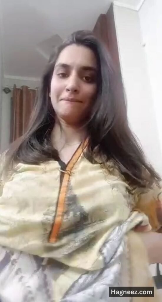 girl showing boobs nudes