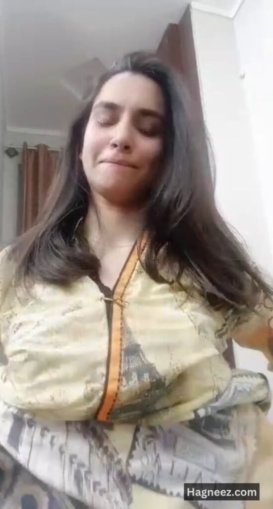girl showing boobs nudes