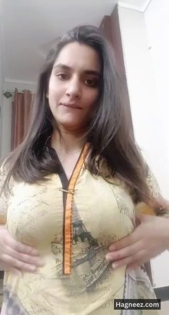 girl showing boobs nudes