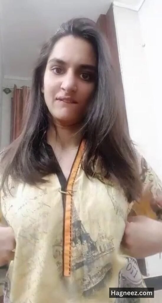 girl showing boobs nudes
