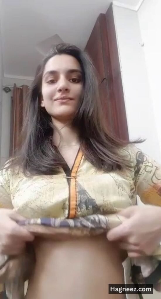 girl showing boobs nudes