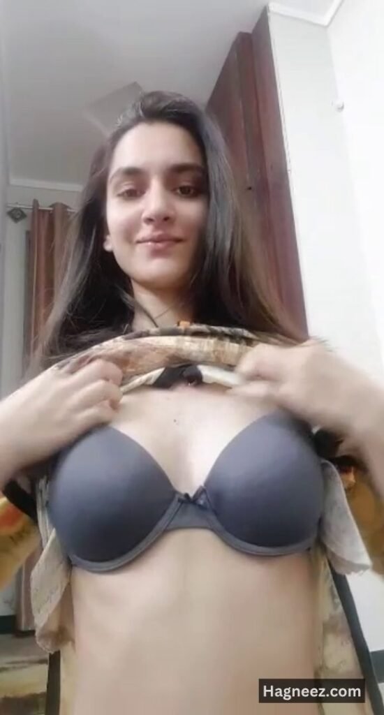 girl showing boobs nudes