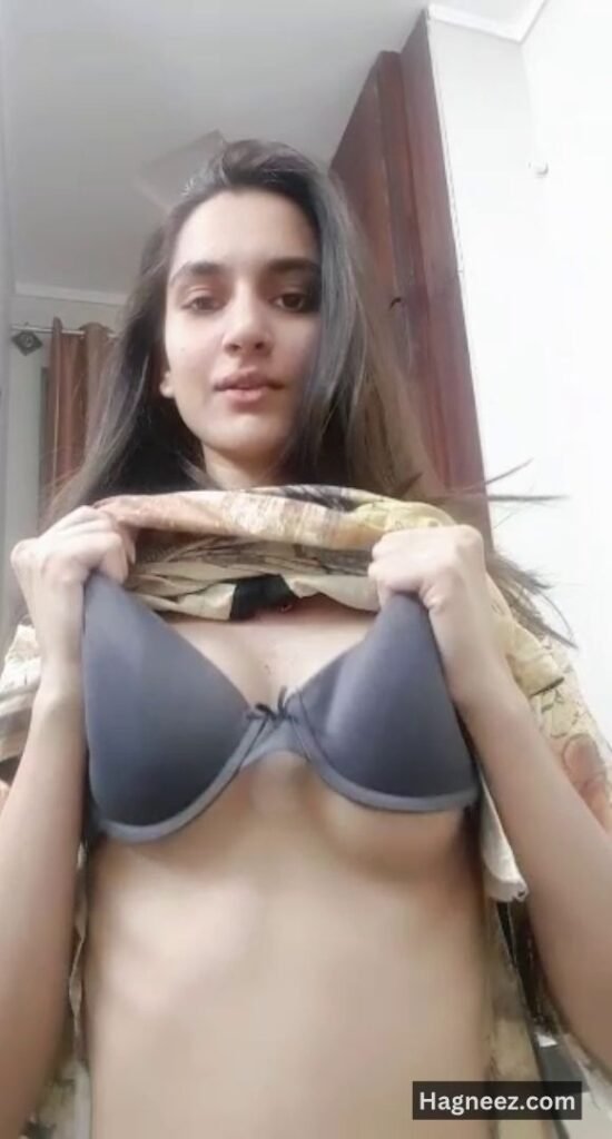 girl showing boobs nudes