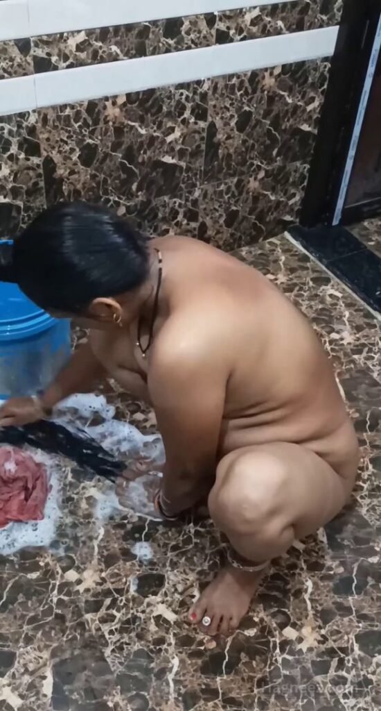 aunty bathroom nudes