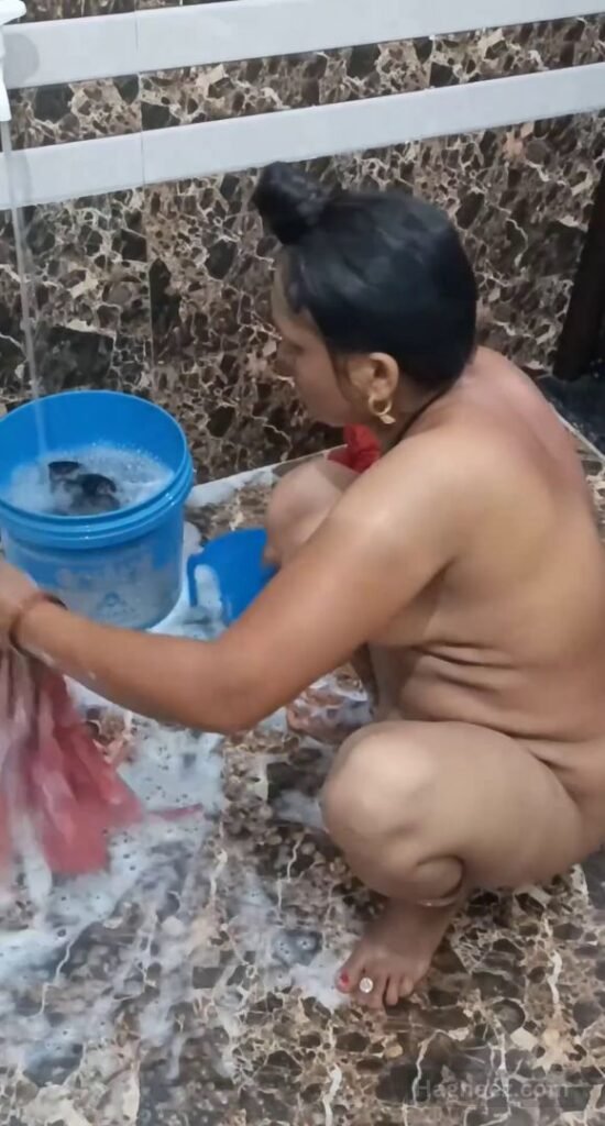 aunty bathroom nudes