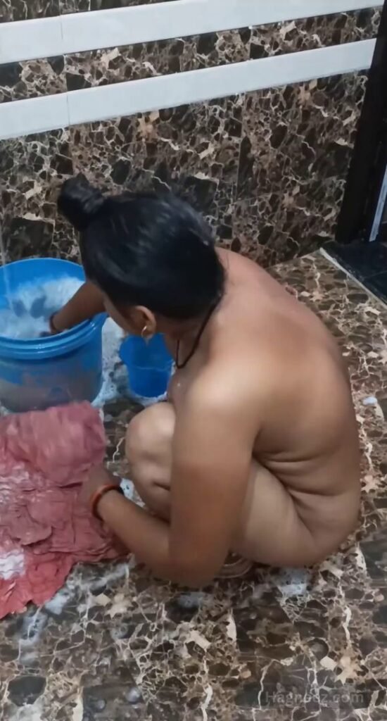 aunty bathroom nudes