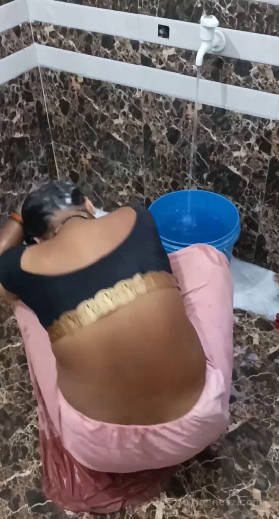 aunty bathroom nudes