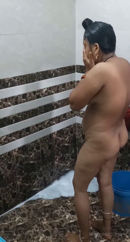 aunty bathroom nudes