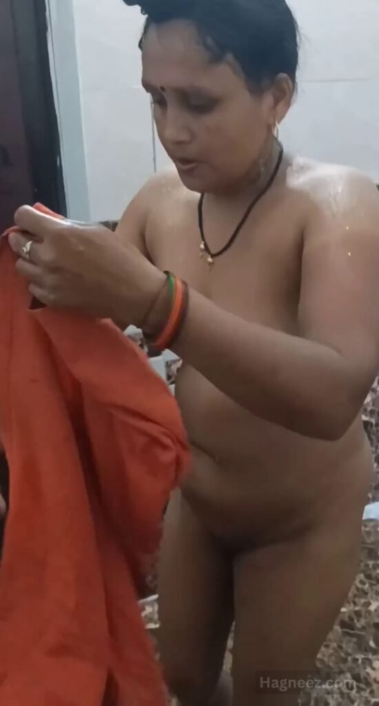 aunty bathroom nudes
