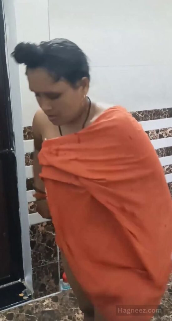 aunty bathroom nudes