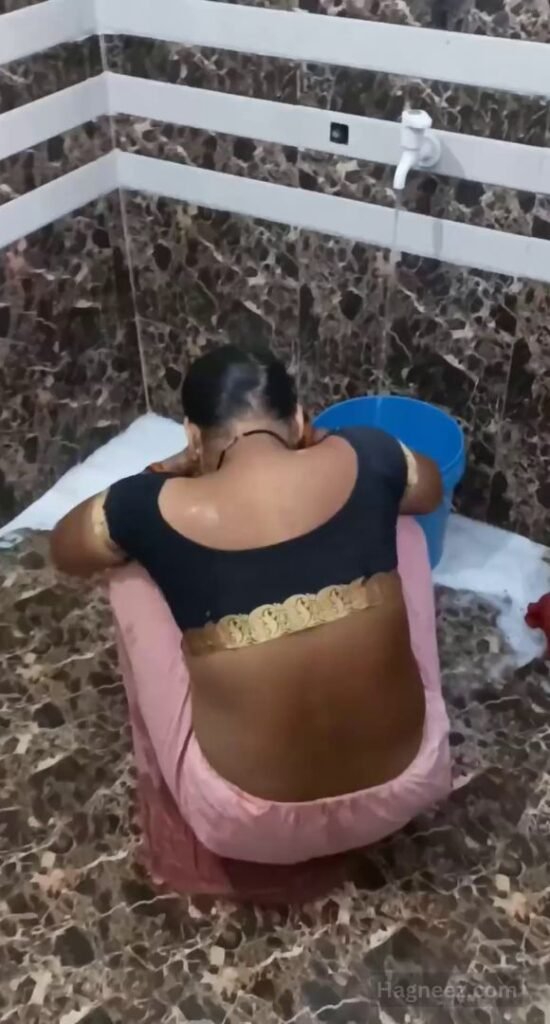 aunty bathroom nudes