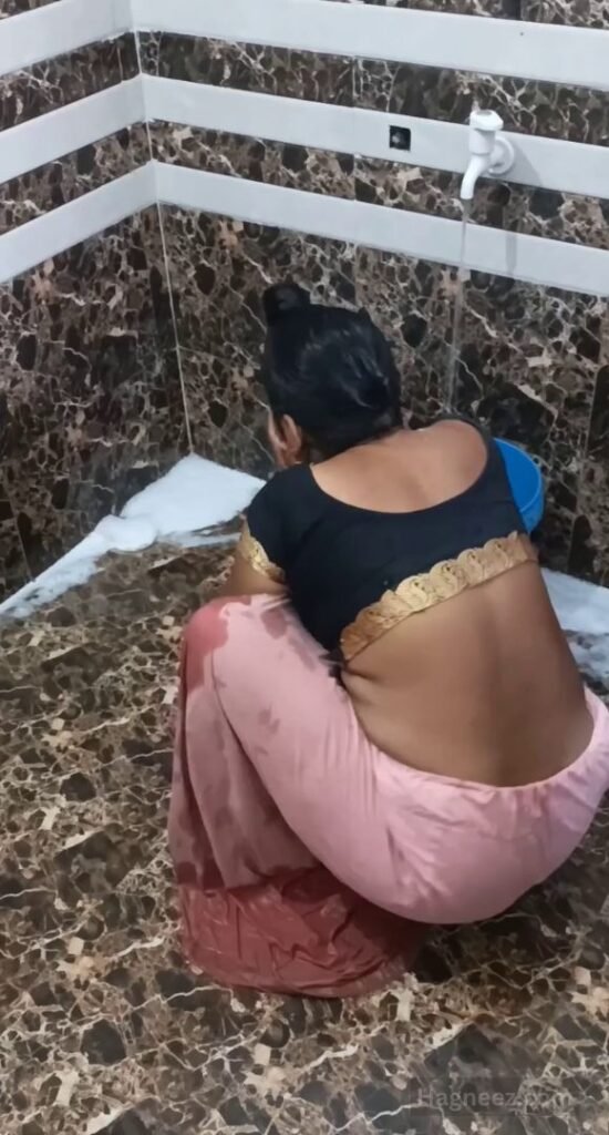 aunty bathroom nudes