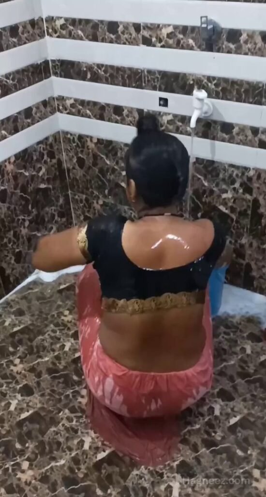 aunty bathroom nudes