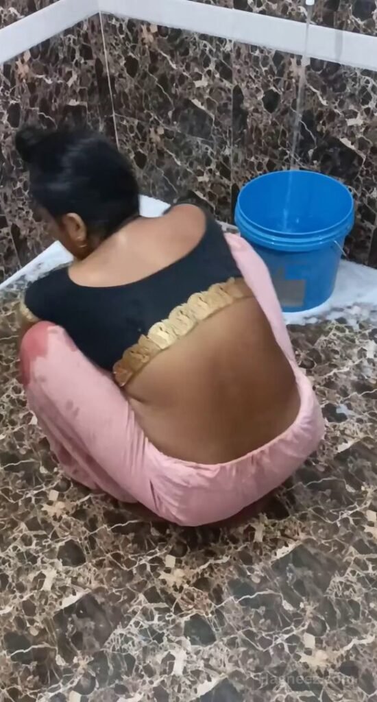 aunty bathroom nudes