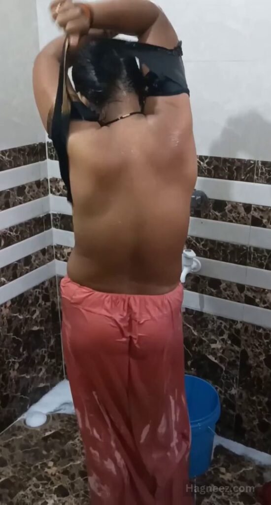 aunty bathroom nudes